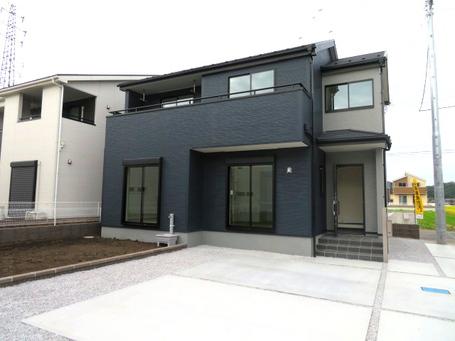 高崎市吉井町本郷第６（全３棟）１号棟の外観|ナチュラルで飽きの来ないデザインは流行に左右されない家の形です。外構も綺麗に仕上がっています(^▽^)/

