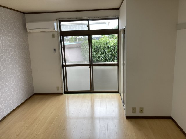 つくば市春日３丁目のアパートの居間・リビング