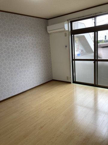 つくば市春日３丁目のアパートの居間・リビング