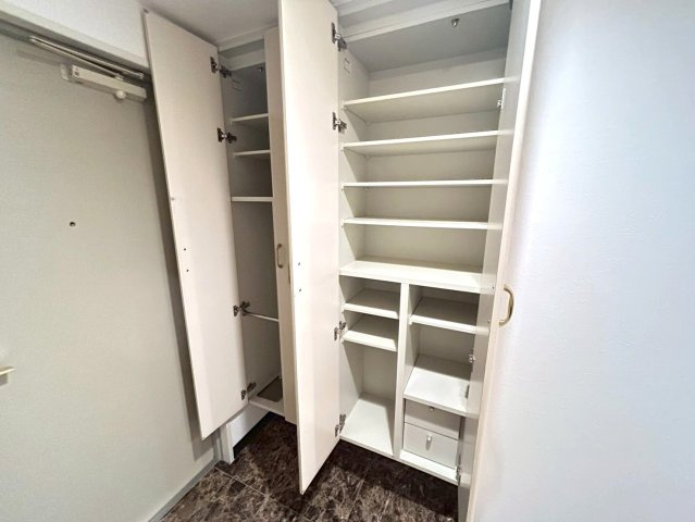 駅近タワーマンション☆☆角住戸☆３ＬＤＫ☆リフォーム完了で即入居ＯＫ☆ファーストタワー大津ＭＡＲＹの収納|シューズボックス