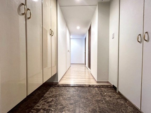 駅近タワーマンション☆☆角住戸☆３ＬＤＫ☆リフォーム完了で即入居ＯＫ☆ファーストタワー大津ＭＡＲＹの収納|シューズボックス