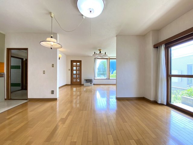 江別市幸町の居間・リビング|南西向きで陽当たり良好なリビング♪