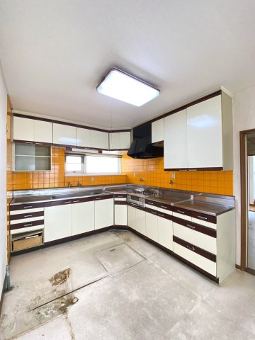 江別市幸町のキッチン|使い勝手の良いＬ字型キッチン！窓付きで明るい光が溢れます！