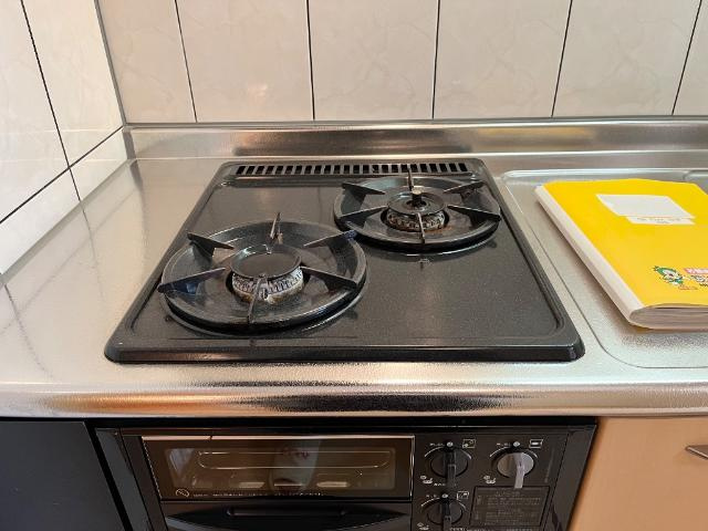 ＳＫ ｆｌａｔ　2ｎｄ（エスケーフラットセカンド）のキッチン|2口コンロ