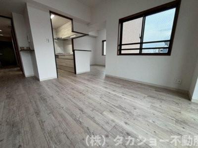 【居間・リビング】 | レクセルマンション本千葉 | 家族が集まるリビングは角部屋なので窓が多く、明るいです!!