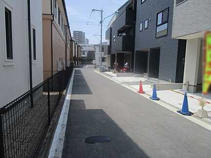 広島市安佐南区東原3丁目　新築一戸建ての前面道路含む現地写真