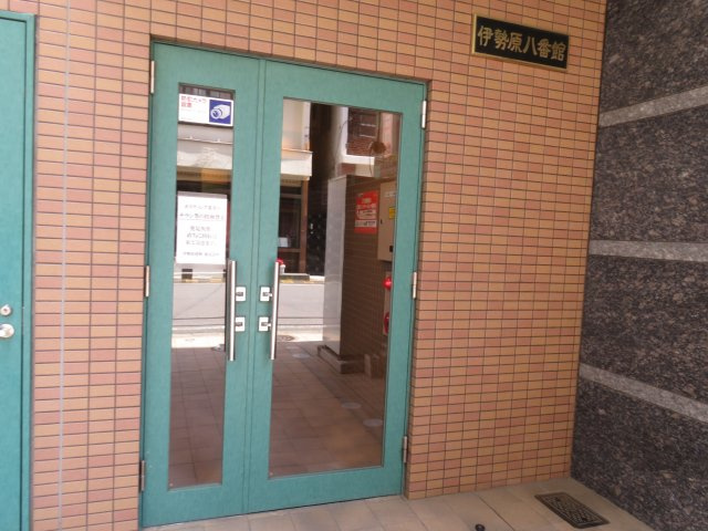 伊勢原八番館（Aタイプ）のエントランス