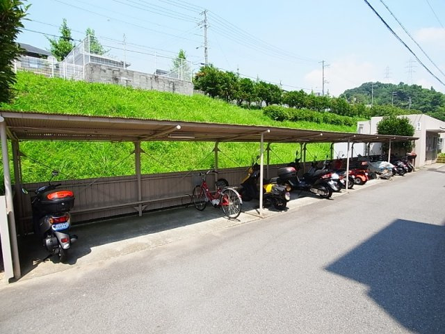鈴蘭泉台第6ハウスのその他共用部分|屋根付きバイク駐輪場