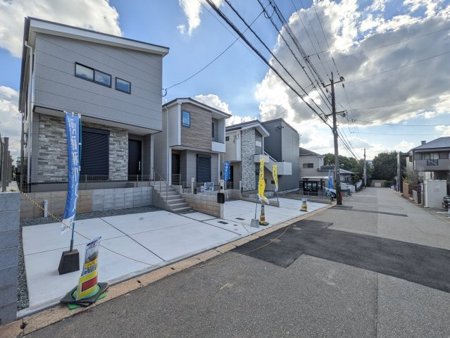 福岡市東区松香台2期　3号棟の前面道路含む現地写真