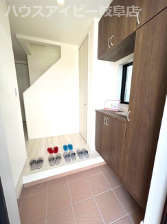 【玄関】 | 岐阜市大縄場新築建売全3棟！明郷小学校までも徒歩5分！お車並列3台可能！最寄りのバス停徒歩3分♪ | 岐阜市大縄場新築建売全3棟！明郷小学校までも徒歩5分！お車並列3台可能！最寄りのバス停徒歩3分♪