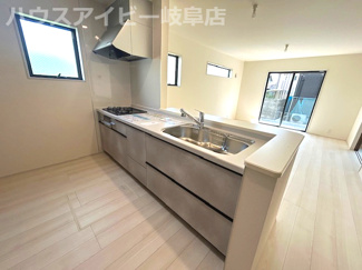 【キッチン】 | 岐阜市大縄場新築建売全3棟！明郷小学校までも徒歩5分！お車並列3台可能！最寄りのバス停徒歩3分♪ | 岐阜市大縄場新築建売全3棟！明郷小学校までも徒歩5分！お車並列3台可能！最寄りのバス停徒歩3分♪