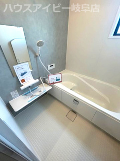 【浴室】 | 岐阜市大縄場新築建売全3棟！明郷小学校までも徒歩5分！お車並列3台可能！最寄りのバス停徒歩3分♪ | 岐阜市大縄場新築建売全3棟！明郷小学校までも徒歩5分！お車並列3台可能！最寄りのバス停徒歩3分♪