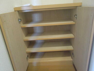 アイビーコート弐番館の玄関|収納もある玄関です