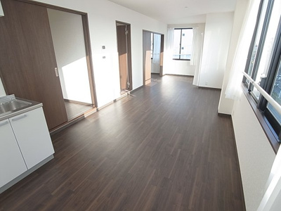 【居間・リビング】 | 御崎本町ビル | とても明るく広々としたリビングスペース