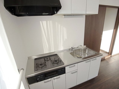 【キッチン】 | 御崎本町ビル | 3口ガスコンロ・グリル付のシステムキッチン