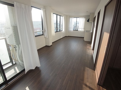 【居間・リビング】 | 御崎本町ビル | 窓が多く開放感の有る広々リビング