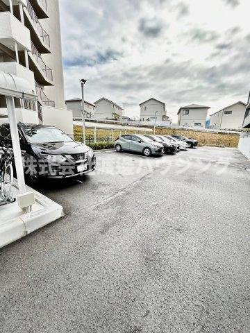 ベルエール江坂の駐車場