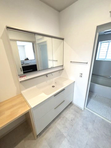 アースタウン松前中央22号棟　新築中古戸建(ラスト1区画)の独立洗面台|朝の支度にも助かる、独立の洗髪洗面化粧台