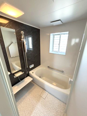 アースタウン松前中央　新築中古戸建　22号棟(残り4区画)の浴室|コンパクトで使いやすいお風呂です