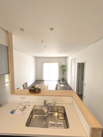 アースタウン松前中央22号棟　新築中古戸建(ラスト1区画)の居間・リビング|こちらのリビングで趣味の時間をお楽しみください