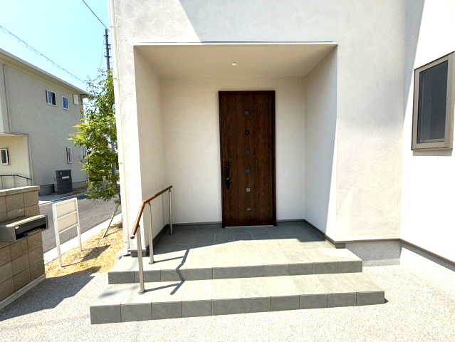 アースタウン松前中央22号棟　新築中古戸建(ラスト1区画)の玄関|シンプルで使いやすい玄関です