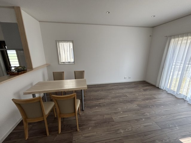 アースタウン松前中央　新築中古戸建　22号棟(残り4区画)の居間・リビング|使いやすいリビングです