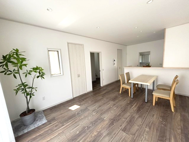 アースタウン松前中央22号棟　新築中古戸建(ラスト1区画)の居間・リビング|使いやすいリビングです