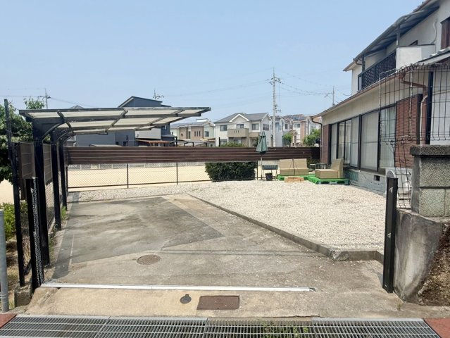 和泉市山荘町3丁目　中古戸建の駐車場