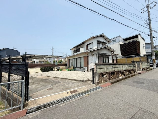 和泉市山荘町3丁目　中古戸建の前面道路含む現地写真