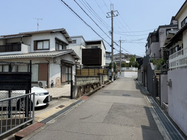 和泉市山荘町3丁目　中古戸建の前面道路含む現地写真