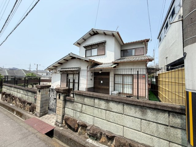 和泉市山荘町3丁目　中古戸建の前面道路含む現地写真