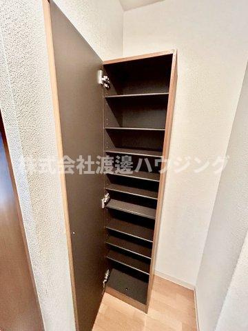 ウェストコート垂水町の収納|天井高シューズＢＯＸ