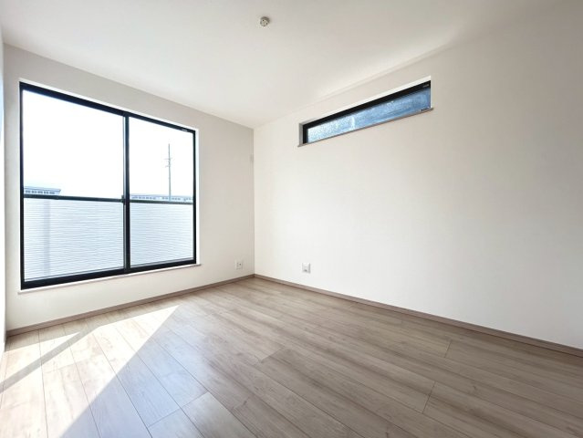 ハートフルタウン　丹羽郡大口町萩島2丁目　全1区画分譲の洋室|木目の美しさを際立たせるシンプルデザインで、室内に落ち着きと安らぎを与えてくれます。