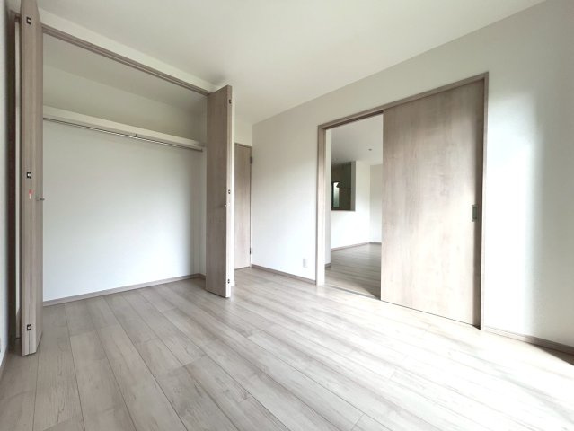 ハートフルタウン　丹羽郡大口町萩島2丁目　全1区画分譲の洋室|木目の美しさを際立たせるシンプルデザインで、室内に落ち着きと安らぎを与えてくれます。