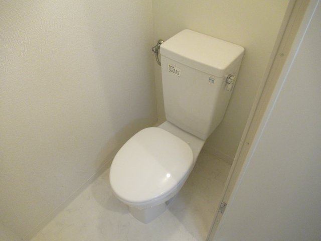 芦屋浜２ＬＤＫ（2街区）のトイレ|落ち着いた色調のトイレです