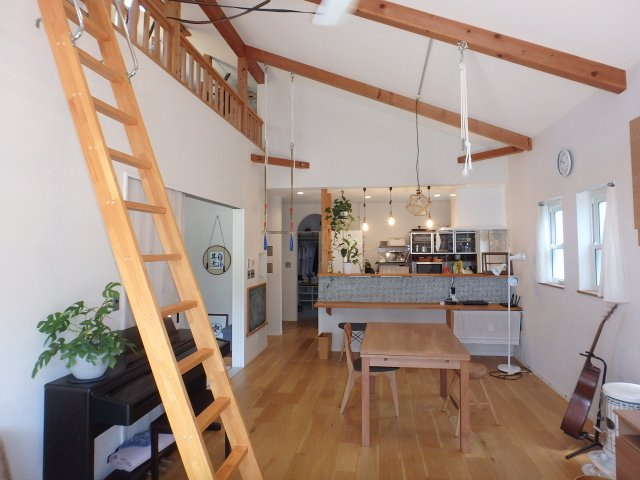 M0248H　下賀茂築浅戸建の居間・リビング