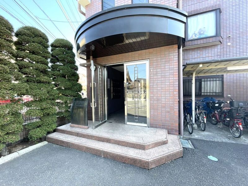 ルブニール稲田堤のエントランス