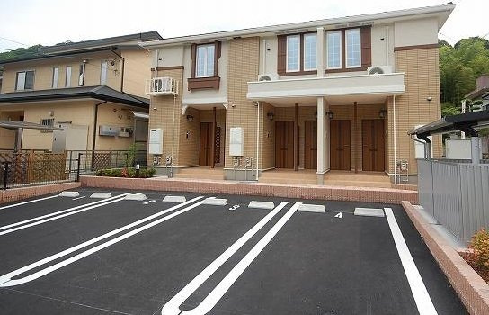 【駐車場】 | フェリーチェ春日 | 車をお持ちの方に嬉しい駐車場付きの物件です