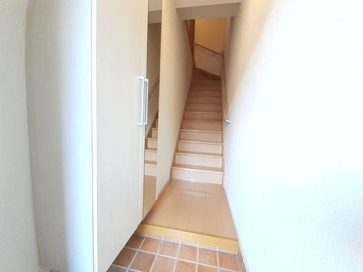 【玄関】 | フェリーチェ春日 | 収納もある玄関です