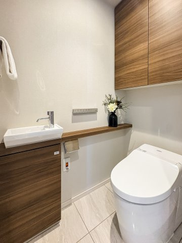 空間にゆとりを生み出すローシルエットのタンクレストイレ。手洗いカウンター付き
