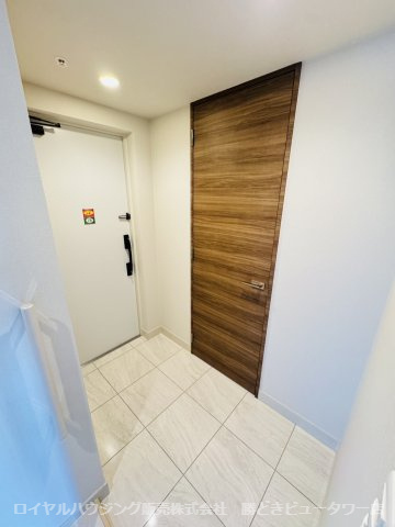 玄関は品質の高さを感じる石張りの床材仕様。
約1.0帖の大容量のSIC、ストレージがございます。