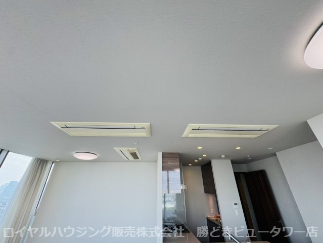 約17.8帖LDには3台の天井カセット式エアコンが設置されております。