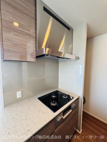 お手入れが簡単なガラストップ3口コンロ、フィルターレススリムフード採用