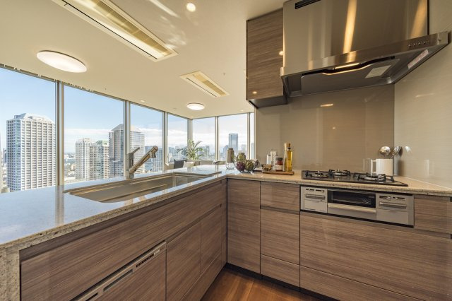 作業効率の良いL型キッチン
ガスコンロ背面にはカウンター付き造り付食器棚が設置されております。