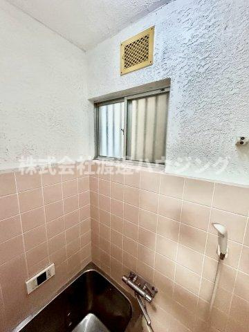 岩田町3丁目貸家のその他|浴室に窓有