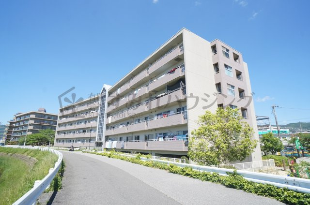 アジュール宝塚の外観