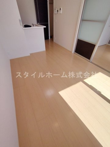 ぱるタウンＣの居間・リビング|別部屋写真です。