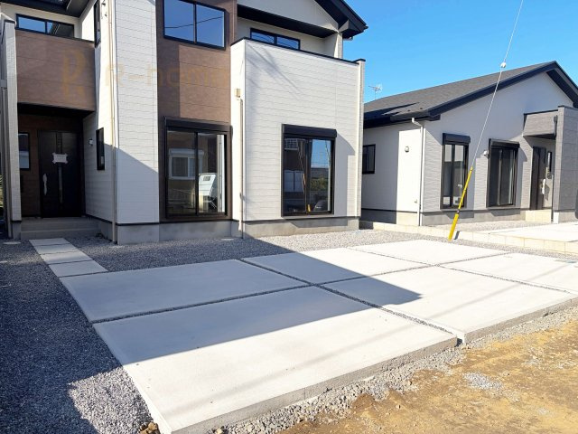 土浦市摩利山新田1期　新築戸建て　1号棟の駐車場|カースペースは3台完備。ゲスト用のスペースも確保できますね♪