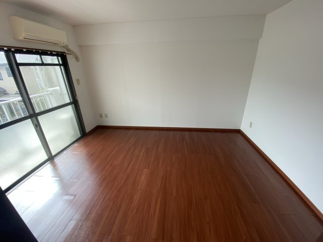 エレーヴ新在家の洋室