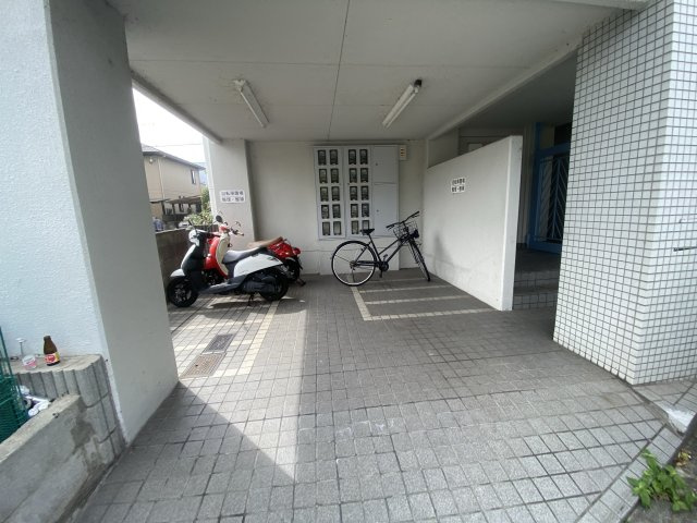 エレーヴ新在家の駐車場